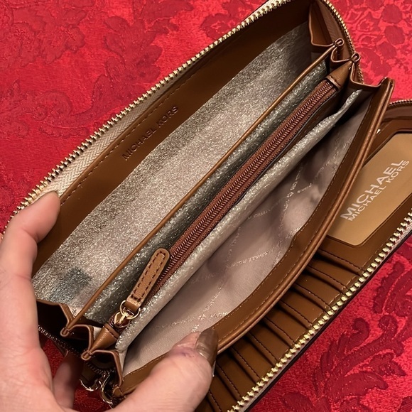 Brand New Michael Kors Large Vanilla Center Stripe Zip Around Wristlet Wallet - Picture 13 of 16